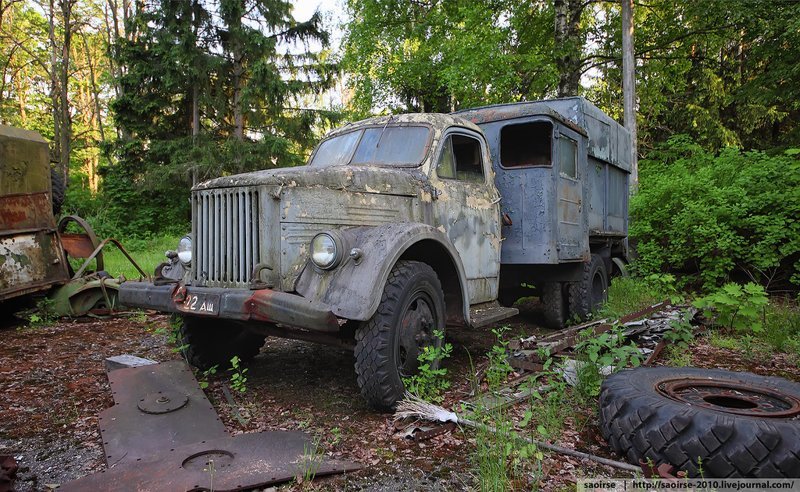 ГАЗ-51 с дополнительной "кабиной-будкой". Самый массовый грузовик 50-70х годов.