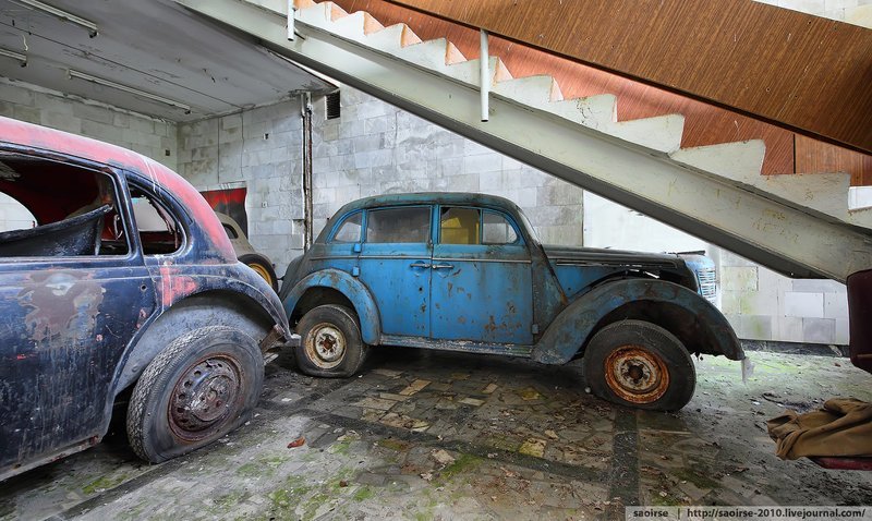 Под лестницей спрятался Москвич 400-401 выпускавшийся на ныне покойном заводе АЗЛК (тогда он назывался МЗМА - Московский завод малолитражных автомобилей)