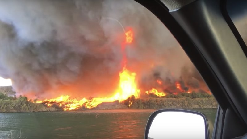 Всё произошло днем в минувшую субботу, 14 июля, на берегу реки Колорадо. Ветер закружил в воздухе огонь, пепел и угли и перенес огненный столб в сторону реки