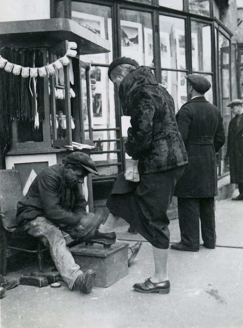 Чистильщик обуви за работой. Москва, СССР, 1935 год.