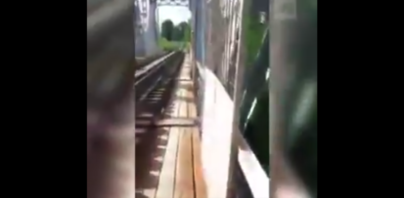 В попытке сделать селфи девочка упала с моста и повисла на высоковольтных проводах: видео