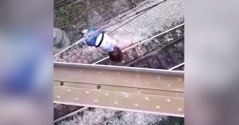 В попытке сделать селфи девочка упала с моста и повисла на высоковольтных проводах: видео