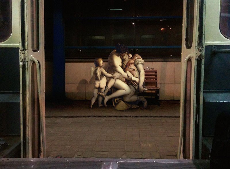 Античные боги и дамы во дворе, в метро, на лавочке