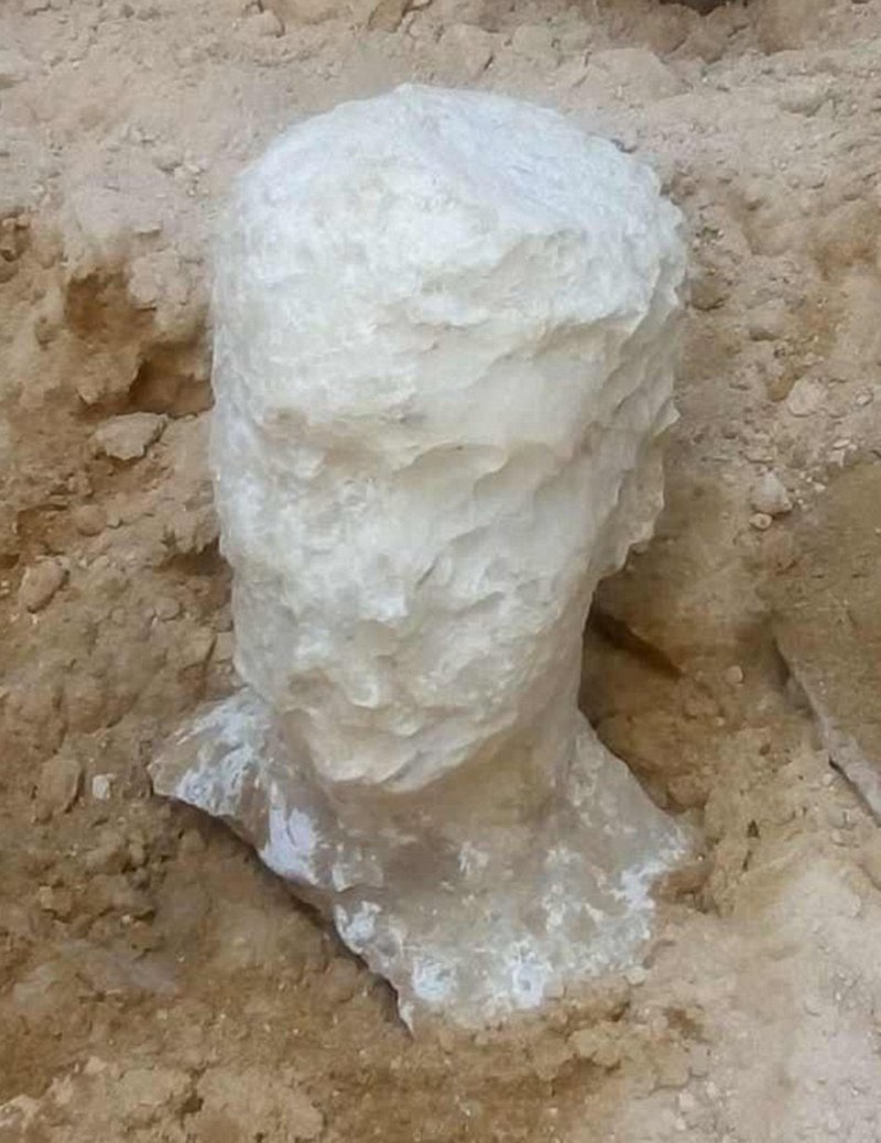Там же были найдены 40-сантиметровый фрагмент статуи мужчины из мрамора и другие артефакты