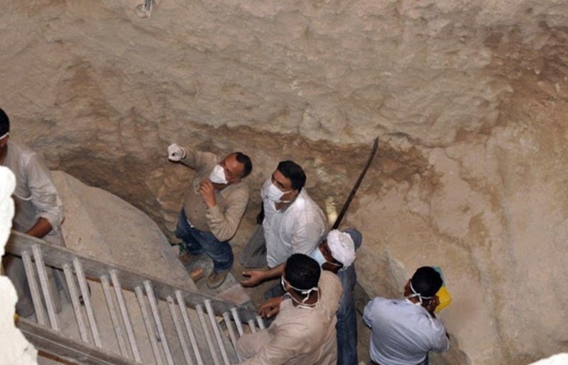 "Саркофаг открыли, но нас не сразило проклятие", - сказал глава управления по вопросам памятников древности Мустафа аль-Вазири