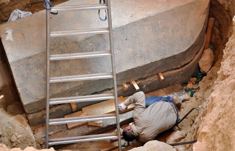 3-метровый саркофаг таил в себе скелеты трех мужчин