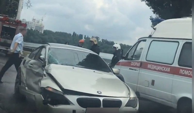 BMW в время дождя вылетел на встречную полосу в Воронеже