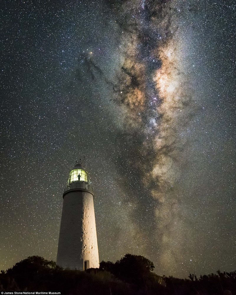 Млечный путь над тасманским маяком. Джеймс Стоун, Австралия.
