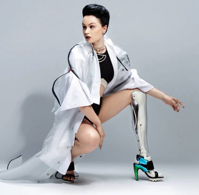 Виктория Модеста — британская певица и альтернативная фотомодель-ампутантка. В результате вывиха полученного в детстве и из-за врачебной ошибки лишилась ноги ниже колена