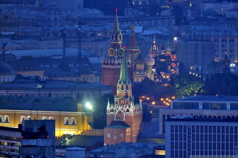 Троицкая башня, за ней Спасская и Покровский собор.