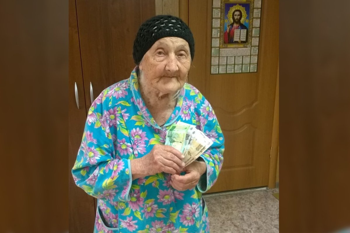 Пенсия 95 лет. Бабка с пенсией. Бабушка получает пенсию. Старушка на пенсии. Бабка получила пенсию.