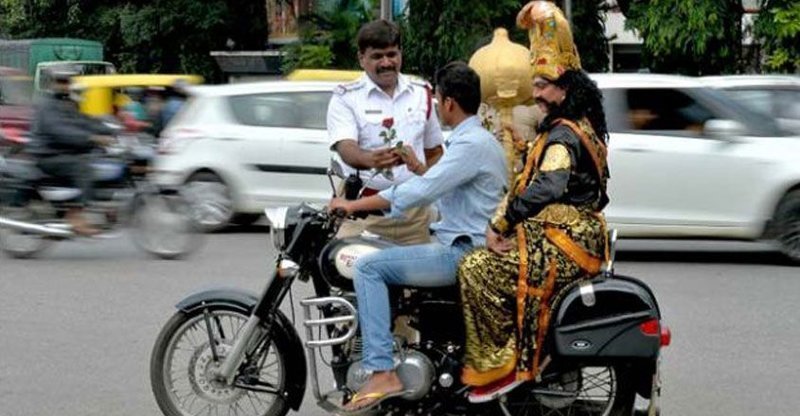 Полиция города Бенгалор в Индии придумала необычный способ заставить мотоциклистов носить шлем, призвав на помощь Ямараджу (бога смерти)