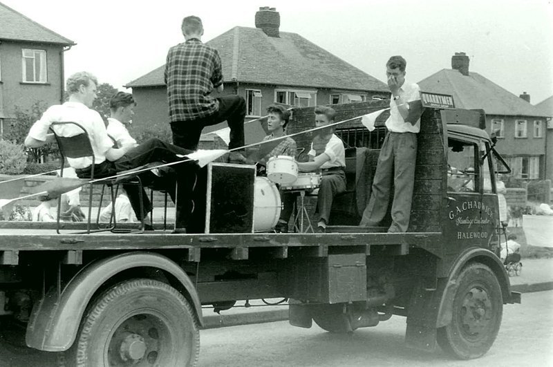 22 июня 1957 года The Quarrymen дали два концерта в кузове открытого грузовика на Розбери-стрит, на празднике 750-летия Ливерпульской хартии. А 6 июля состоялось выступление в парке церкви Св. Петра, куда на встречу пришёл Пол Маккартни с гитарой.