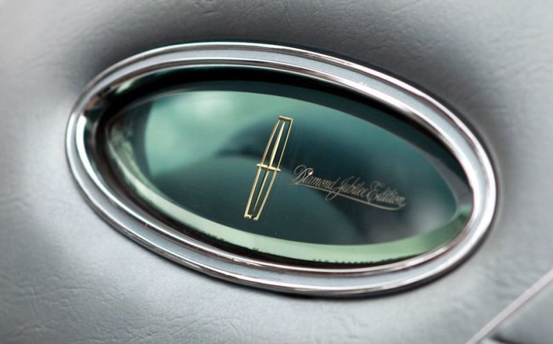 Особое опера-окно Lincoln Continental Mark V Diamond Jubilee Edition (1978)