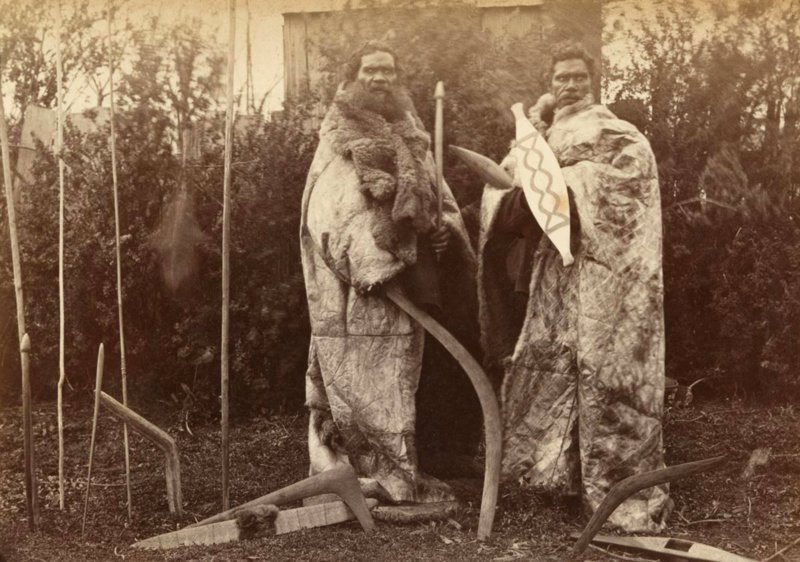 Мужчины народности кулин, Виктория, 1883 г. На них накидки из шкур поссума, а под накидками определенно узоры и рубцы на груди и плечах, обозначающие людей высокого положения
