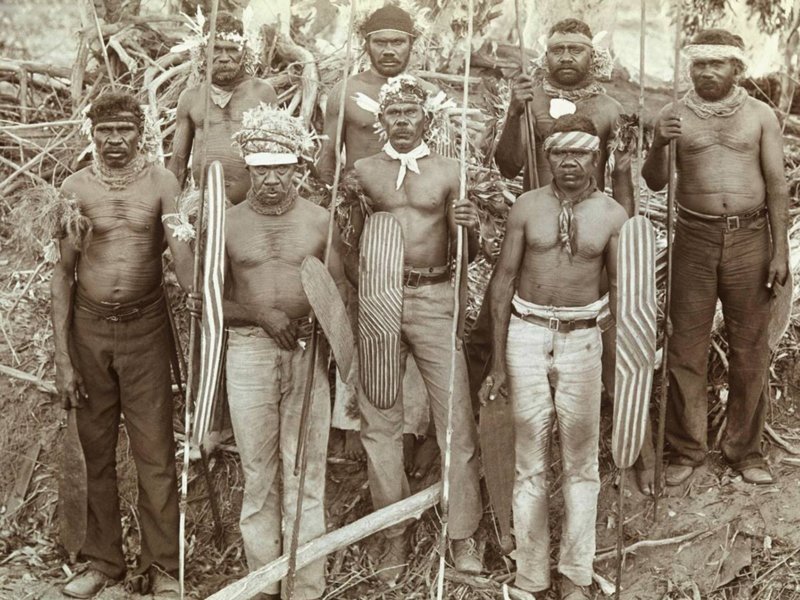 Воины, охотники и носители традиций из региона Карнарвон, Западная Австралия, 1906 г. Владение копьем и щитом означало зрелость
