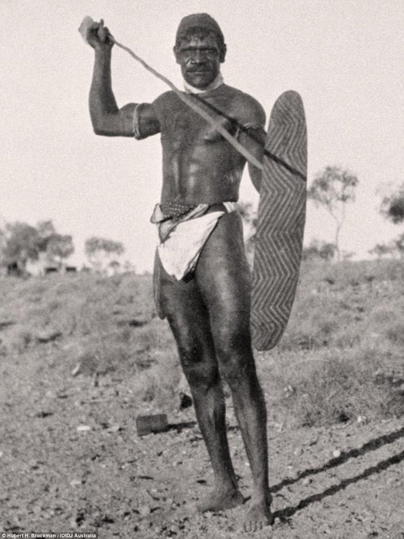 Воин с щитом и копьем, Ливеринга, регион Кимберли, Западная Австралия, 1920-е гг.