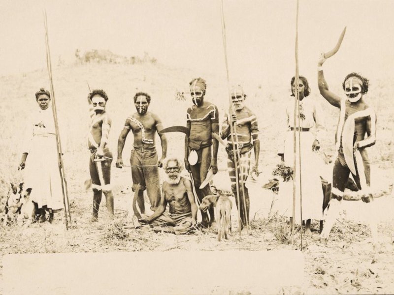 Старейшины племени в традиционных нарядах и с оружием, Кимберли, северо-восточный район Западной Австралии, примерно 1900 г.