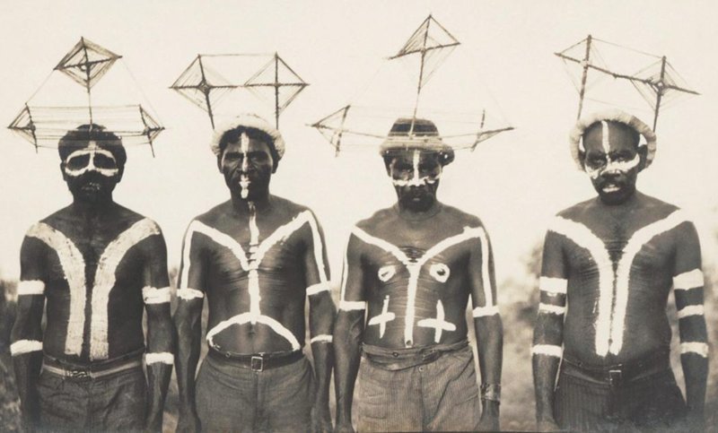 Танцоры в головных украшениях "уонинга", Брум, Западная Австралия, 1926 г.