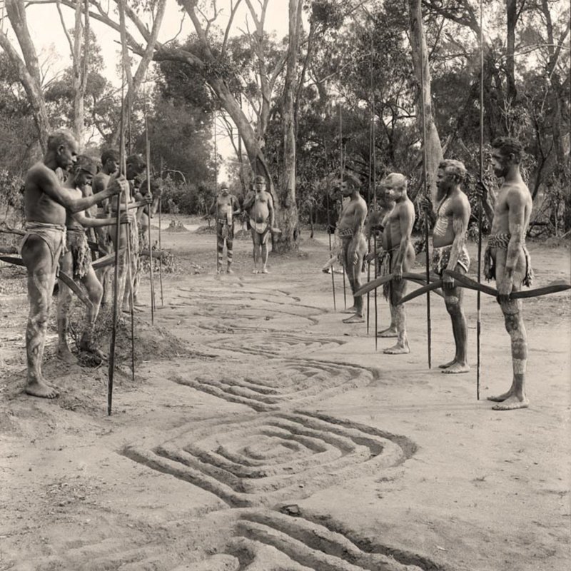 Торжественная церемония Бора, Куамбон, 1898 г. Традиционная одежда и оружие использовались как для церемониальных целей, так и для войны