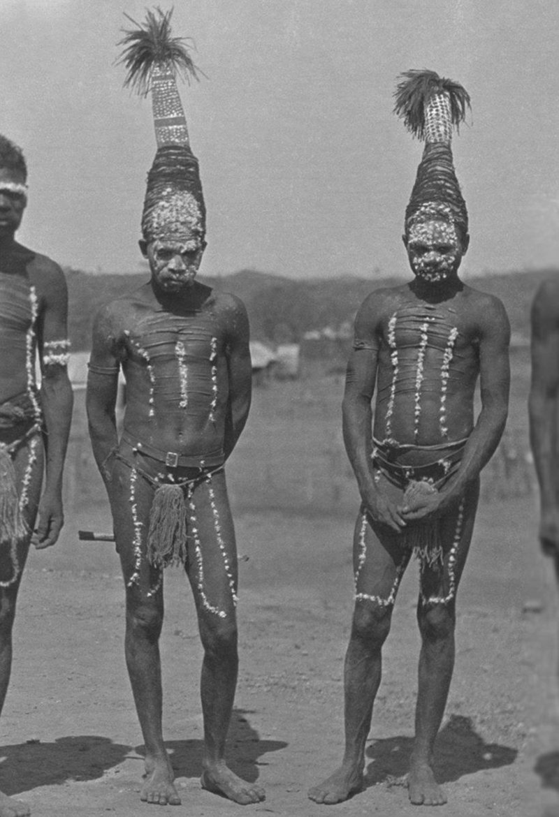 Туземцы в традиционных церемониальных нарядах, Порт-Хедлэнд, Западная Австралия, примерно 1930-1935 гг.