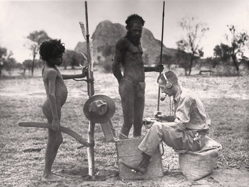 Аборигены и преподобный Кингсли Партридж, использующий портативное педальное радио, Хаастс Блафф, Северная территория, 1934 г.