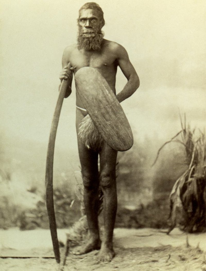 Джеки Йералена, известный также как Калди-Калди, из района между озером Эйр и озером Блэнс, Южная Австралия, 1892 г. Он держит длинный боевой бумеранг и щит