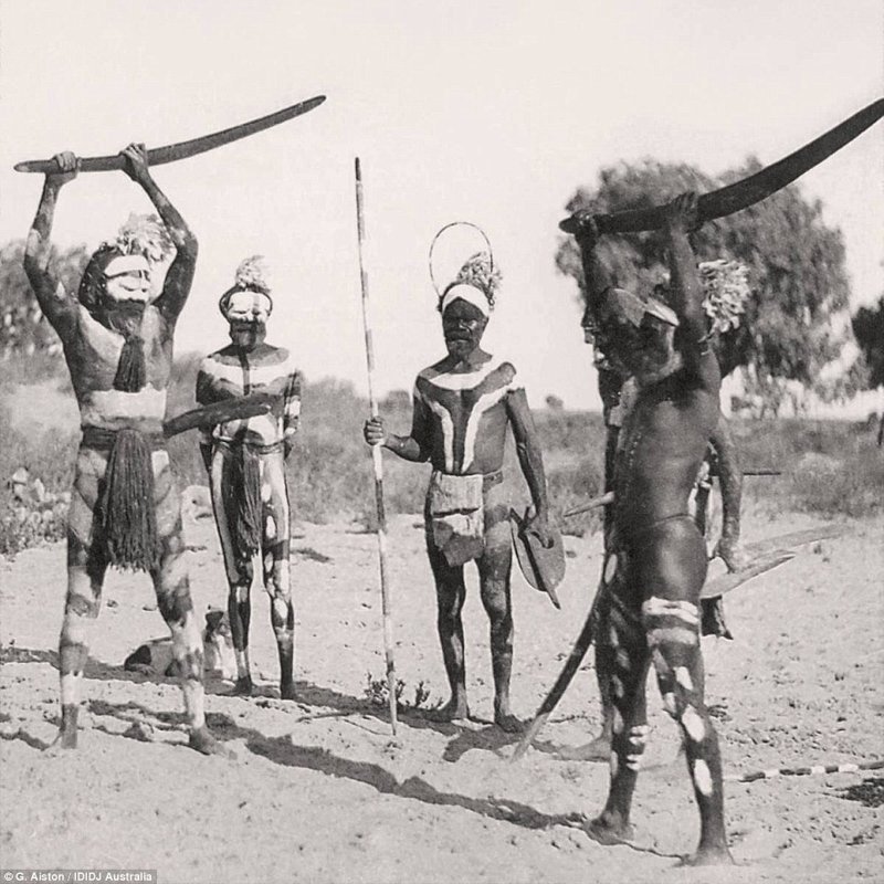 Старый воинский обычай племени Вангангурру и старый способ решать внутренние споры - лицом к лицу и один на один. Манджерани, северо-восток Южной Австралии, 1920 г.