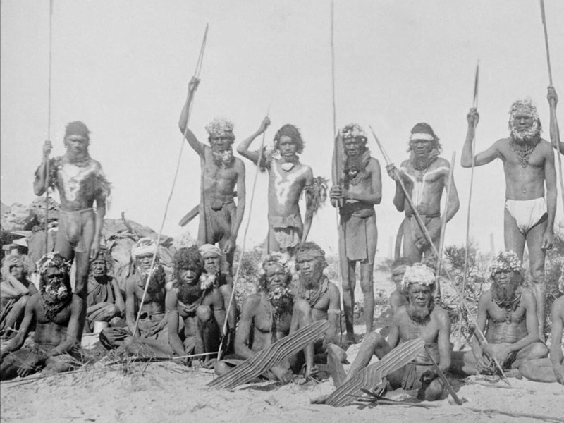 Группа воинов в причудливых головных украшениях, Западная Австралия, 1895 г.