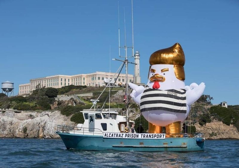 Огромный надувной заключённый цыплёнок-Трамп проплыл мимо Сан-Франциско