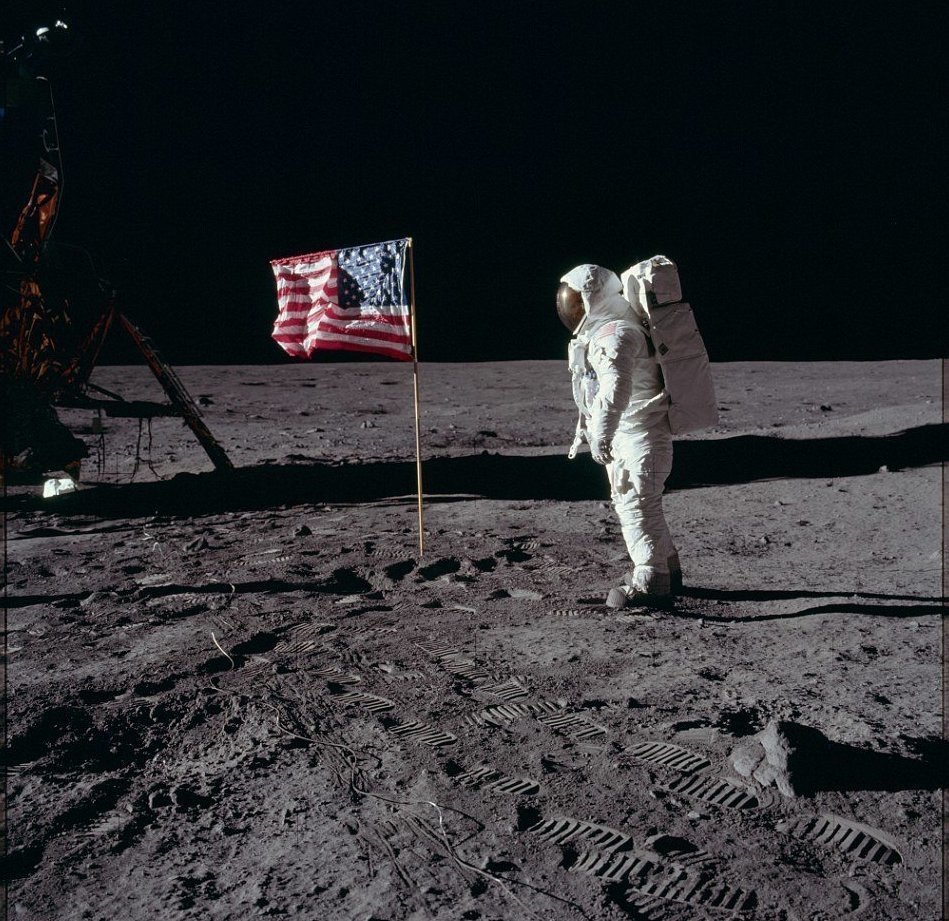 А чего это Армстронг так наклонился, как на Земле, а не при лунной гравитации? 