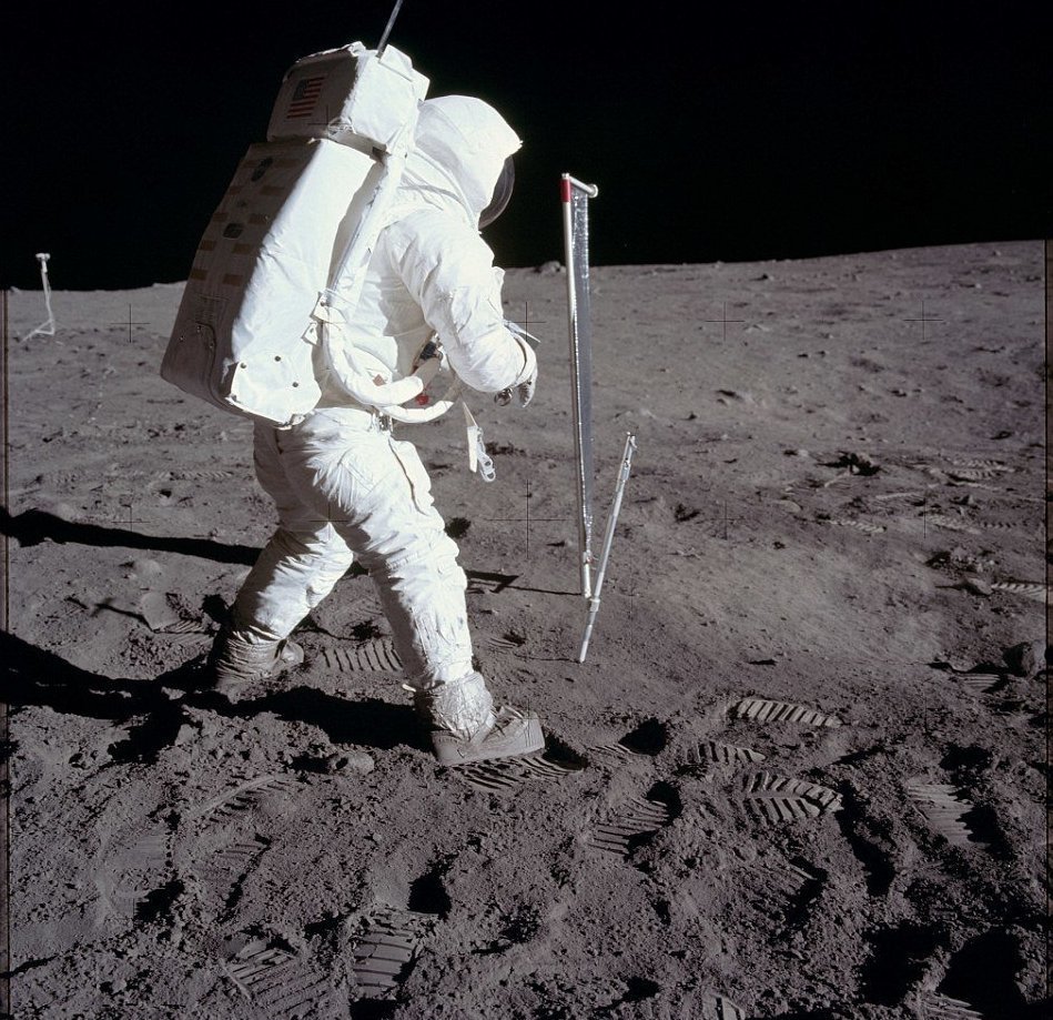А чего это Армстронг так наклонился, как на Земле, а не при лунной гравитации? 