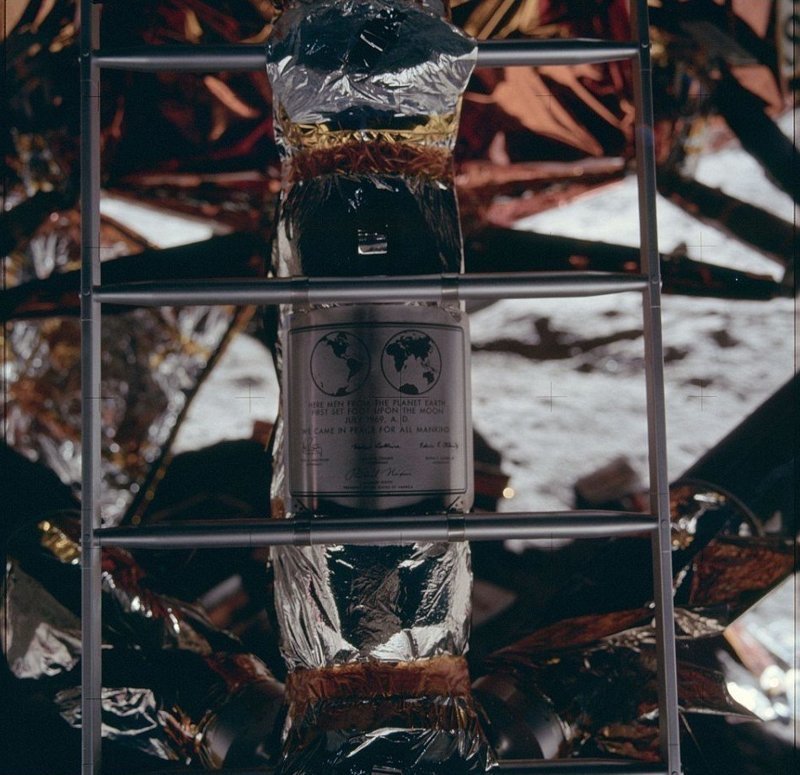 Мемориальная пластина с текстом "Здесь люди с планеты Земля впервые ступили на Луну. Июль 1969 нашей эры. Мы пришли с миром от имени всего человечества", также были выгравированы подписи всех троих членов экипажа и Президента США Ричарда Никсона 