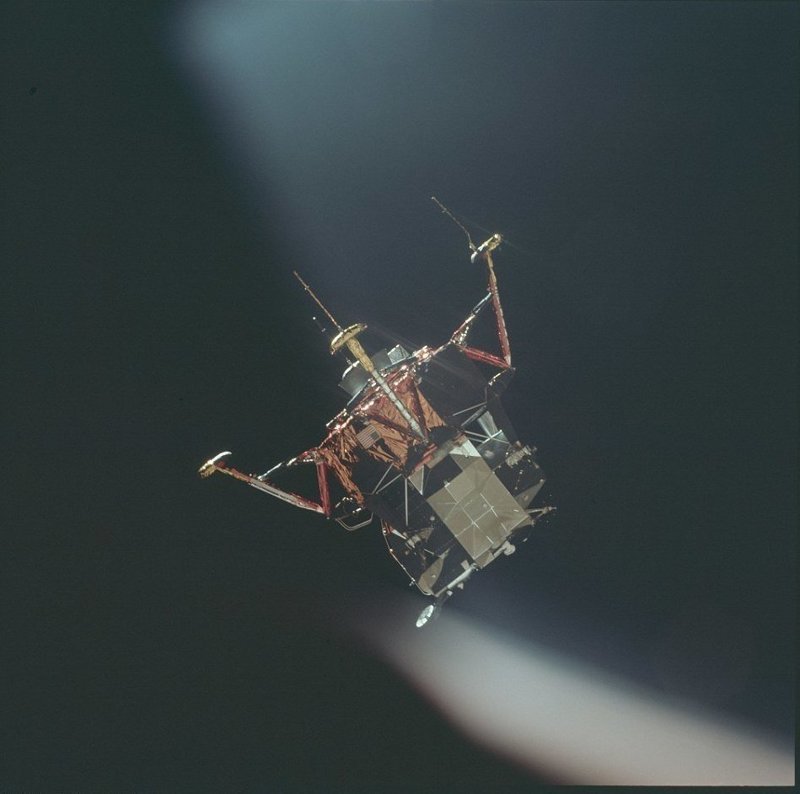 Лунный модуль "Орел" на орбите вокруг Луны после расстыковки с командным модулем "Колумбия"