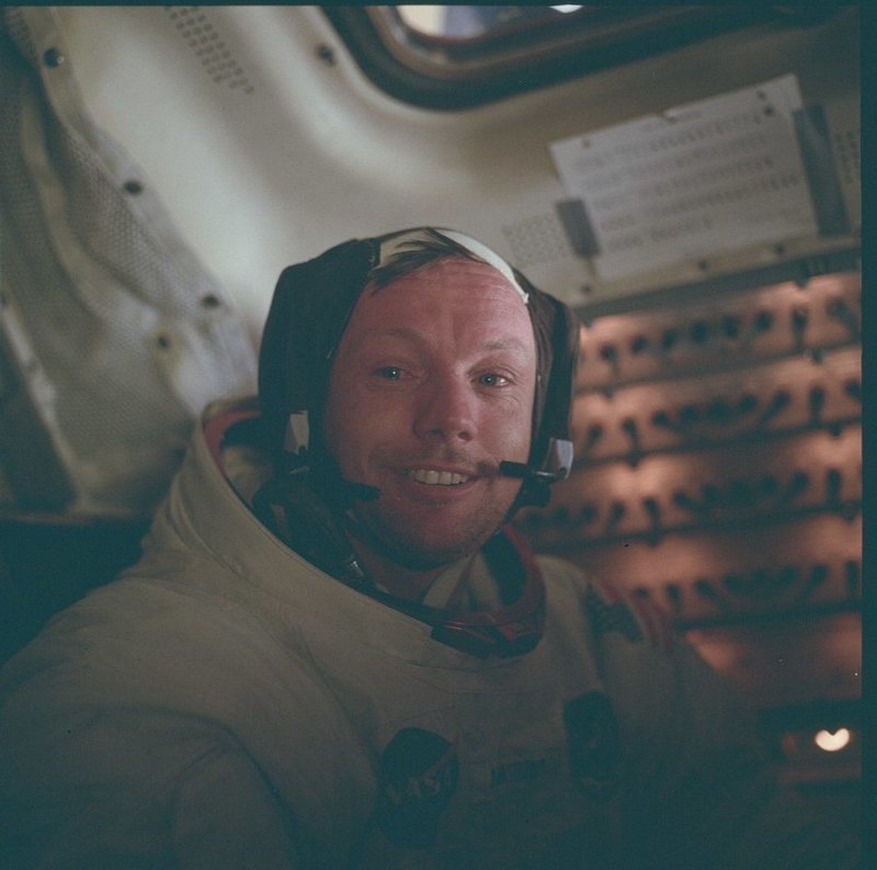 Нил Армстронг, командир миссии "Аполлон-11", в кабине "Орла" после выхода на поверхность Луны