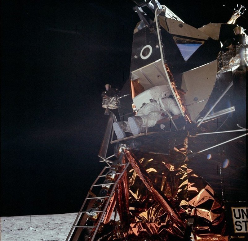 Эдвин Олдрин спускается на лунную поверхность