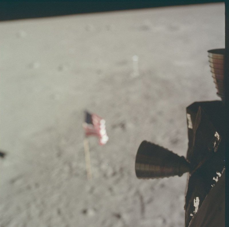 Флаг США на поверхности Луны
