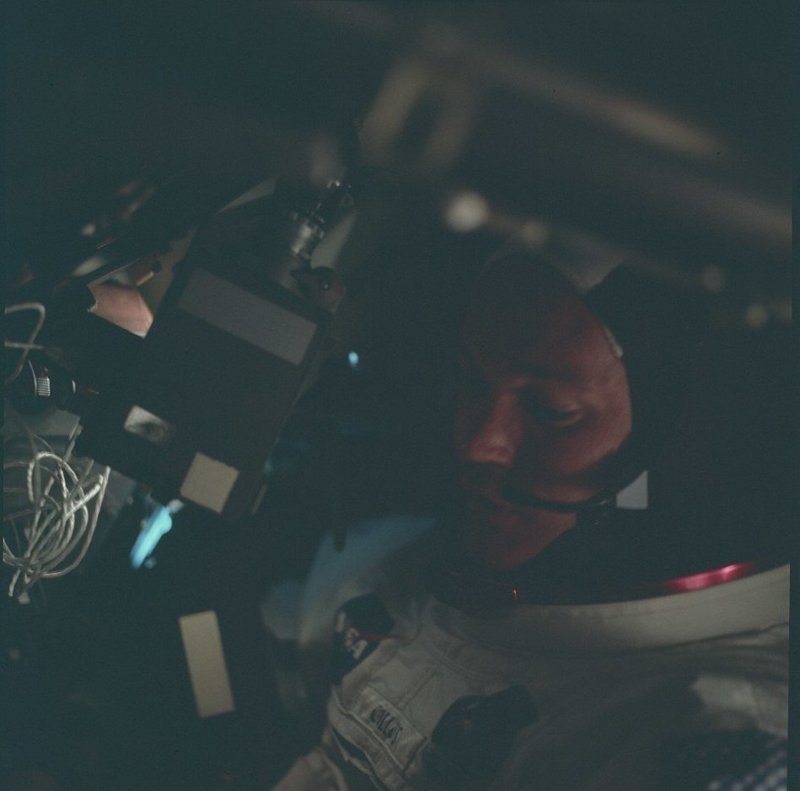  Майкл Коллинз, пилот командного модуля, наблюдает за приближением экипажа к Луне 