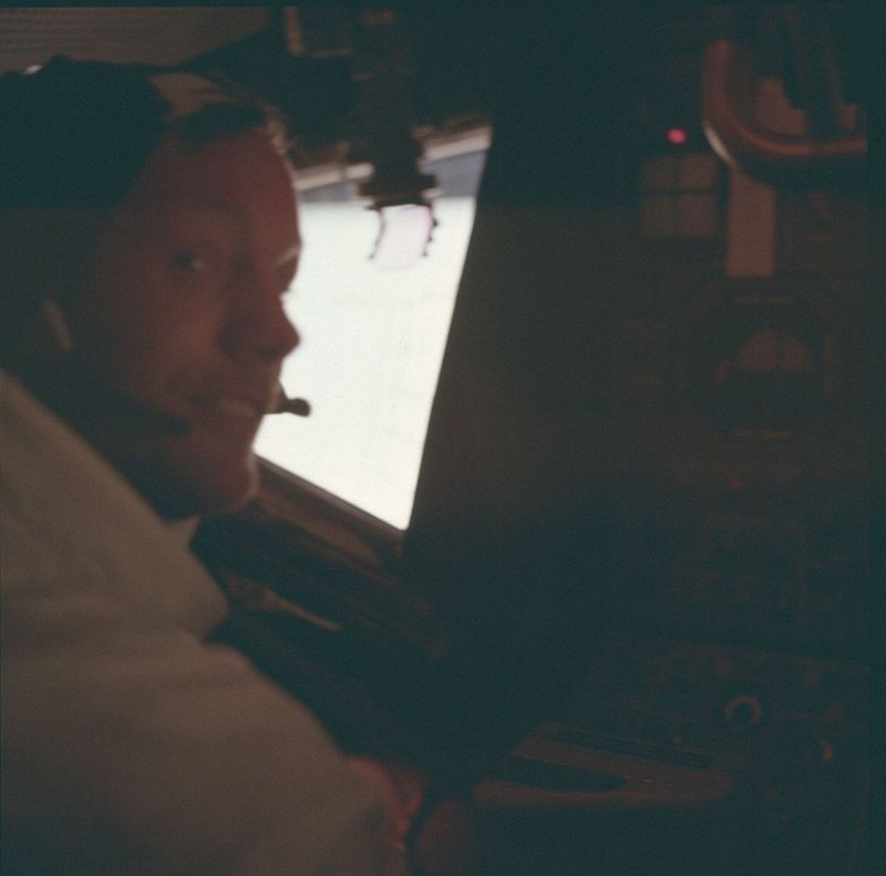 Нил Армстронг в лунном модуле 