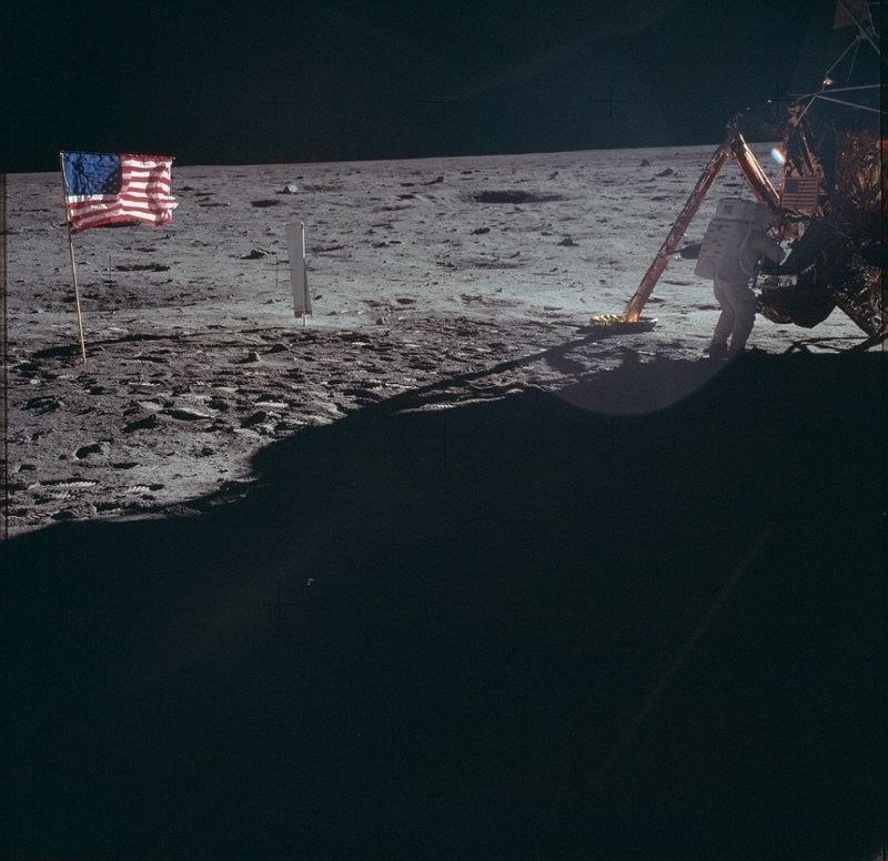 Нил Армстронг у лунного модуля "Орел"