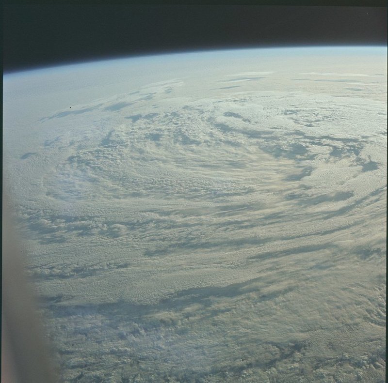 Атмосфера Земли 16 июля 1969 года. Закрученные облака - хвост урагана "Бернис" в Тихом океане