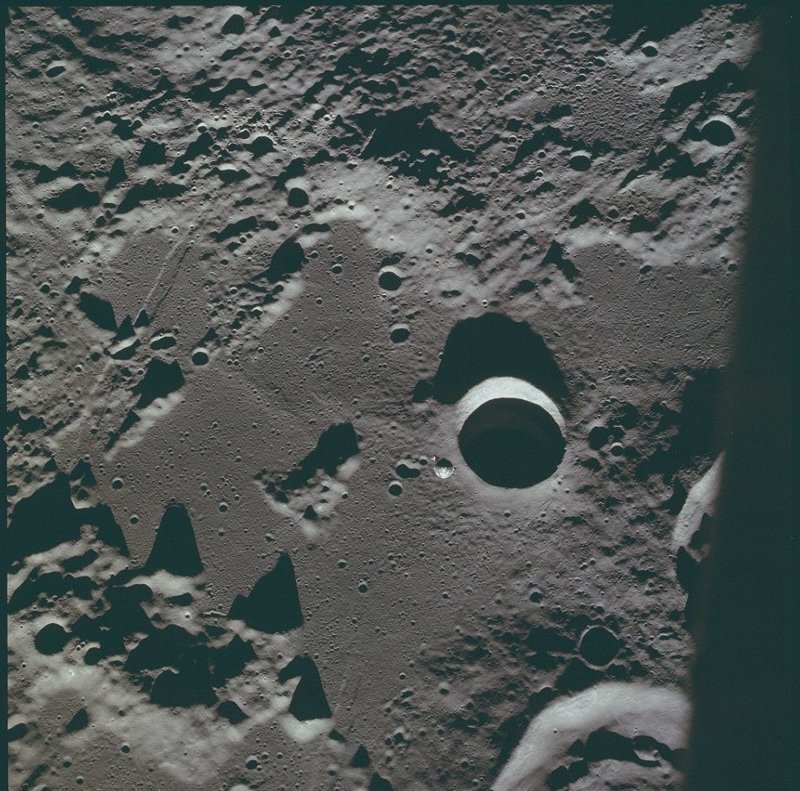 Поверхность Луны.  Армстронг говорил, что грунт очень мелкозернистый, почти как порошок