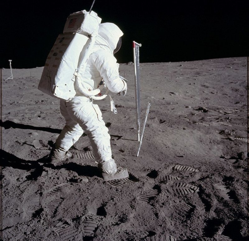 Олдрин проводит эксперименты. Астронавты собрали образцы лунной породы, обнаружили три новых минерала: армалколит, транквиллитит и пироксферроит