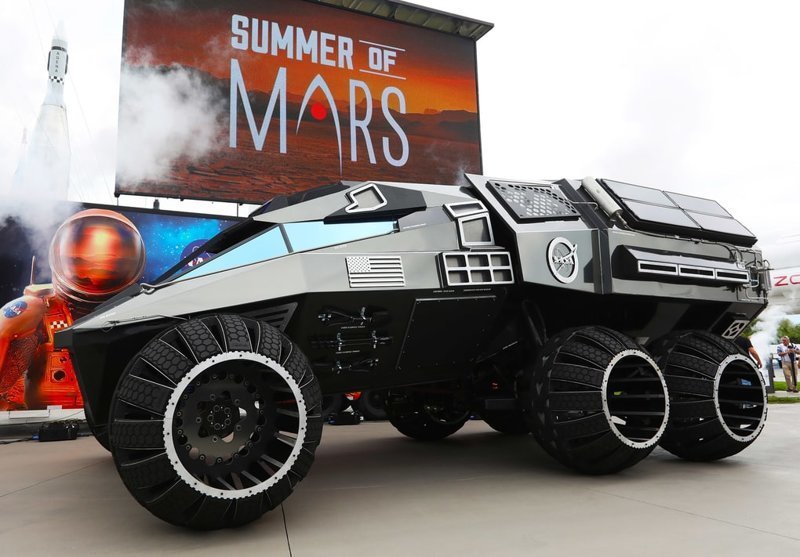14. Вот как выглядит первый управляемый человеком марсоход, построенный НАСА. Пока он припаркован на Земле, но это только пока