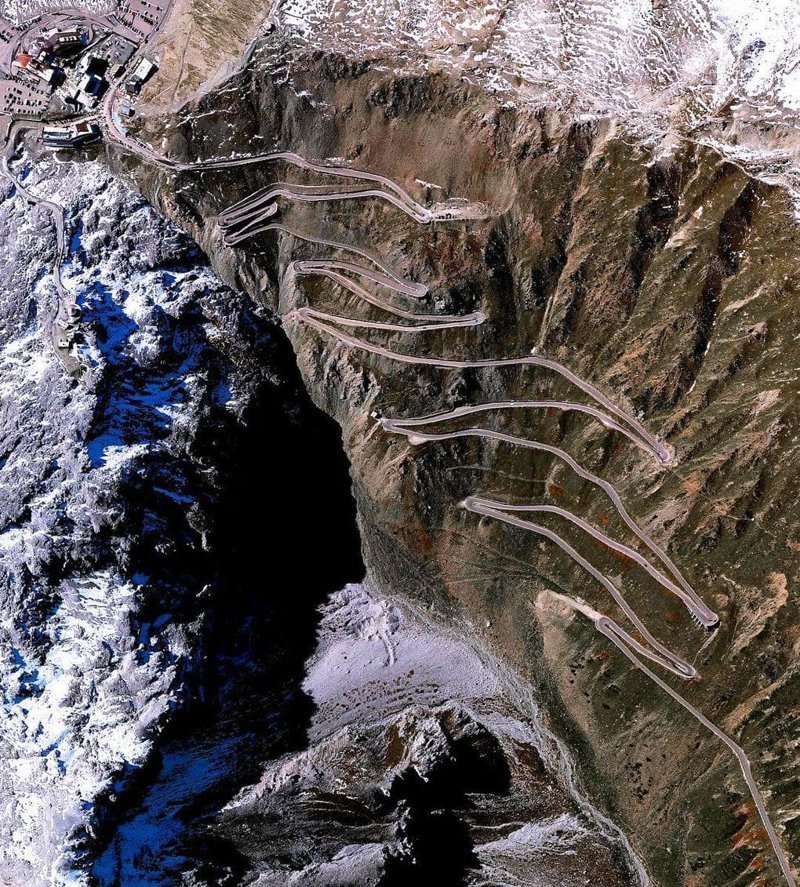 11. Перед вами Стельвио —  перевал, расположенный в Италии на высоте 2757 метров. Смотрится он совершенно нереально