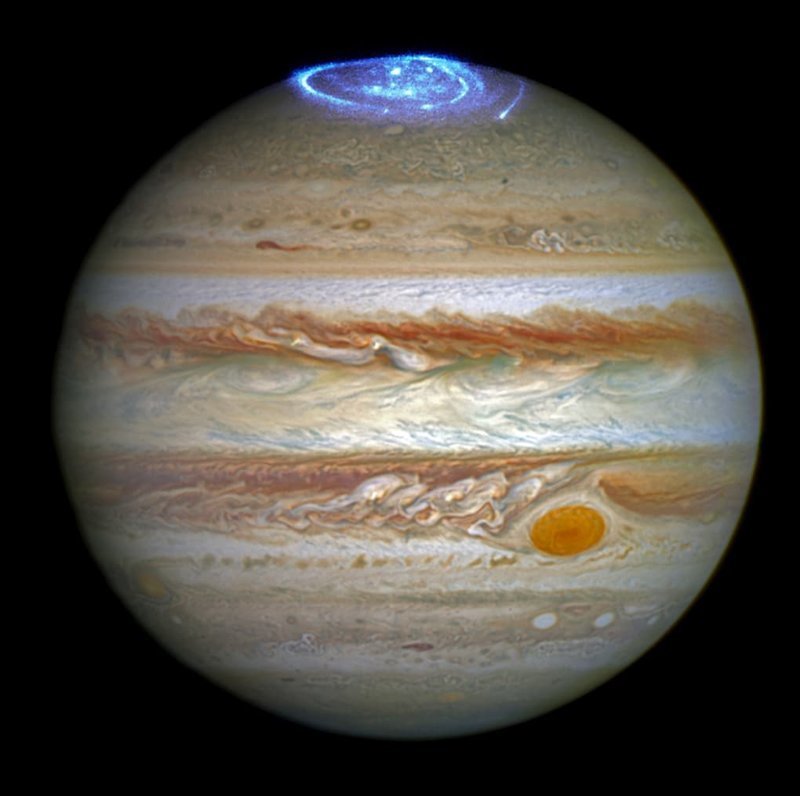 4. Это реальная фотография Юпитера и сияния, которые случаются на этой планете. Какого же оно размера?!