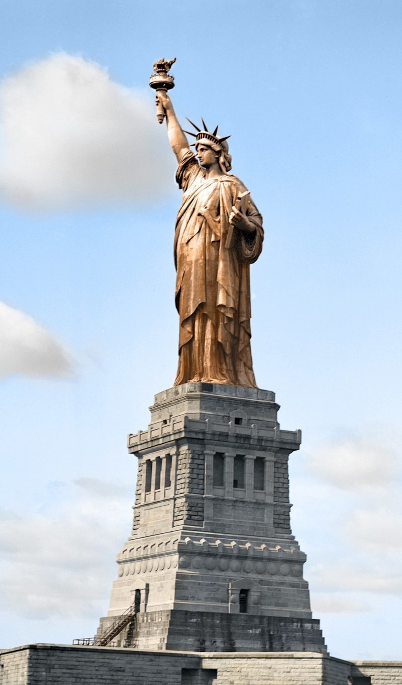 3. Это не какая-то там подделка, а та самая Статуя Свободы в Нью-Йорке до того, как медь, из которой она сделана, не позеленела