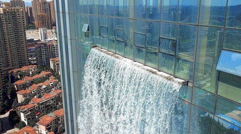 Вода падает с высоты 108 метров