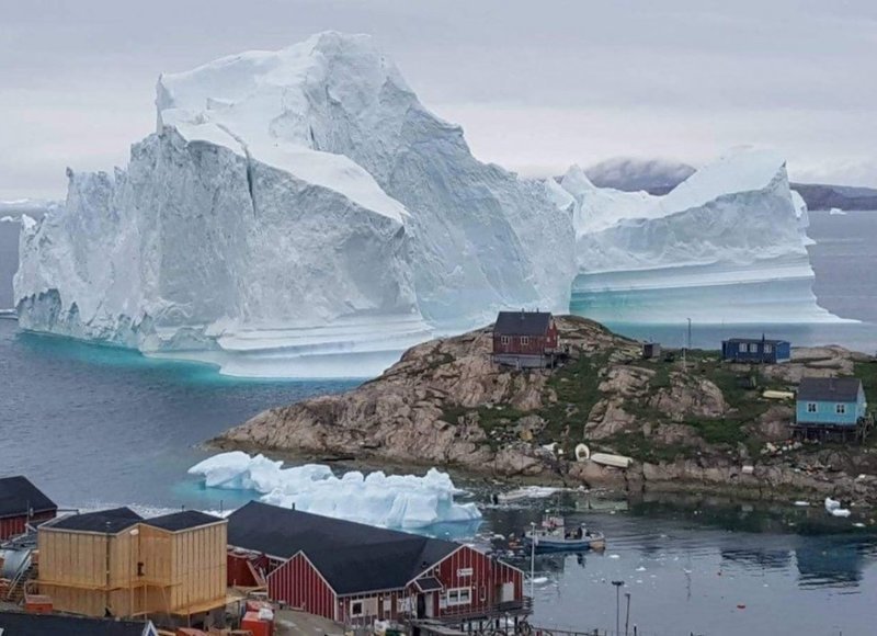 Гренландия. Деревне угрожает айсберг