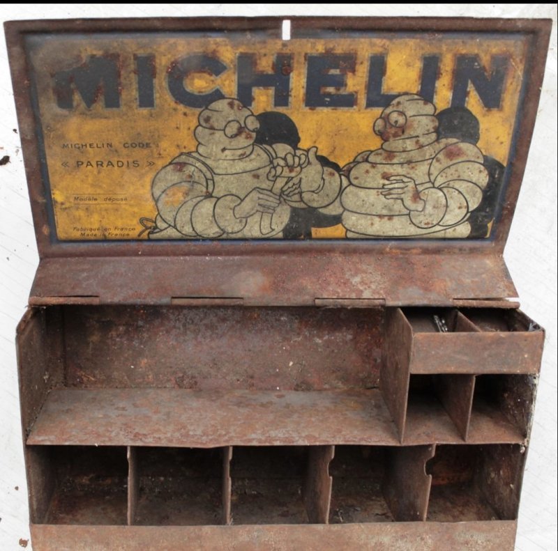 Но это еще не все, железный винтажный ящик для запчастей, с символикой Мишлен, продан за 600 Евро.